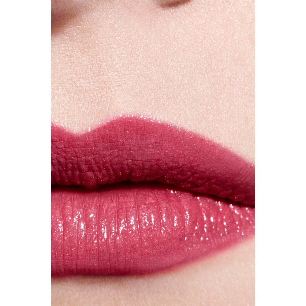LA BARRA DE LABIOS SATINADA DE LARGA DURACI&Oacute;N, TRATAMIENTO HIDRATANTE Y ALISANTE